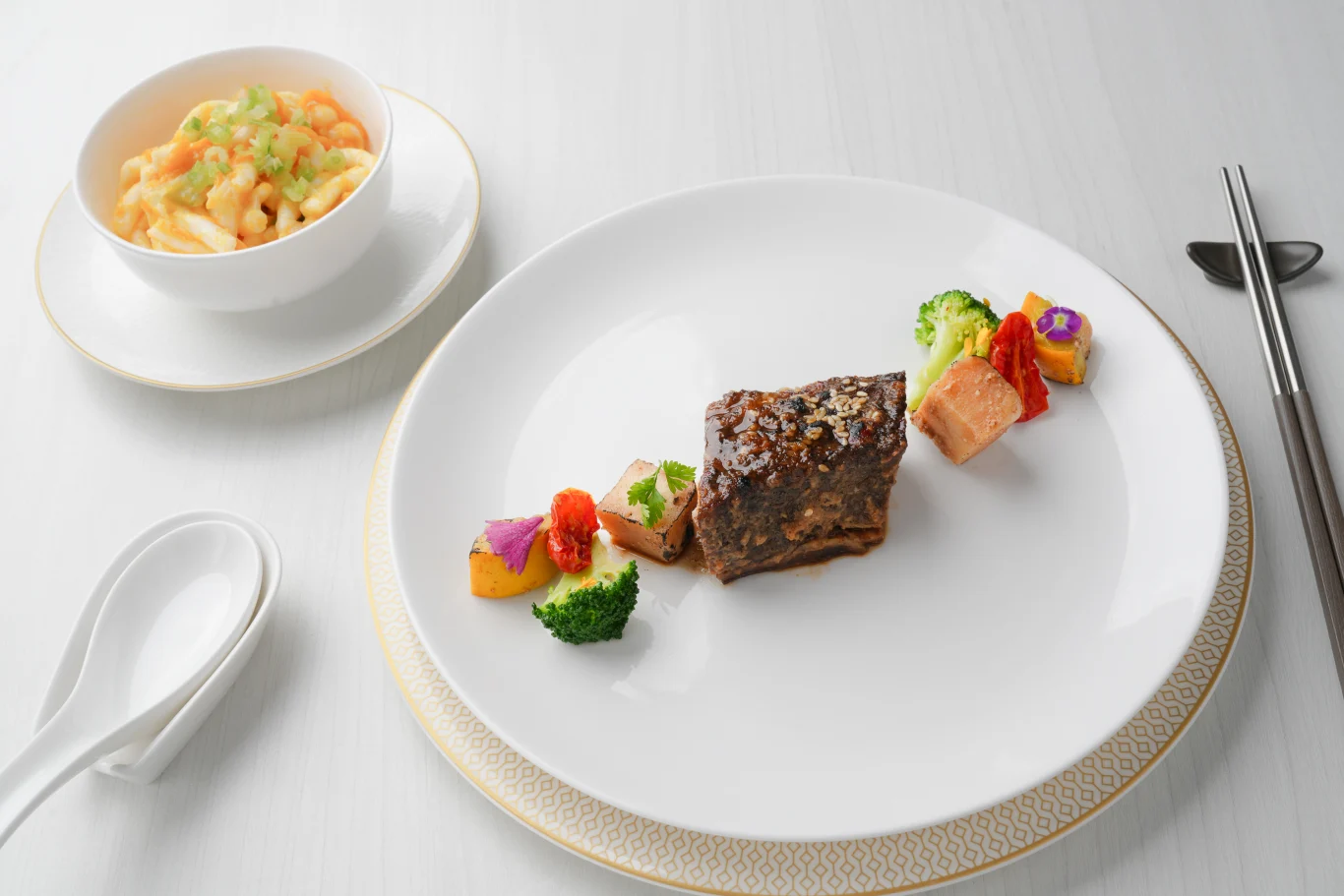 「元紀．台灣菜」睡前套餐迎來全新菜色，頭等艙主餐「秘製牛肋排」搭配「招牌金瓜米苔目」，呈現台灣食材的樸實溫潤