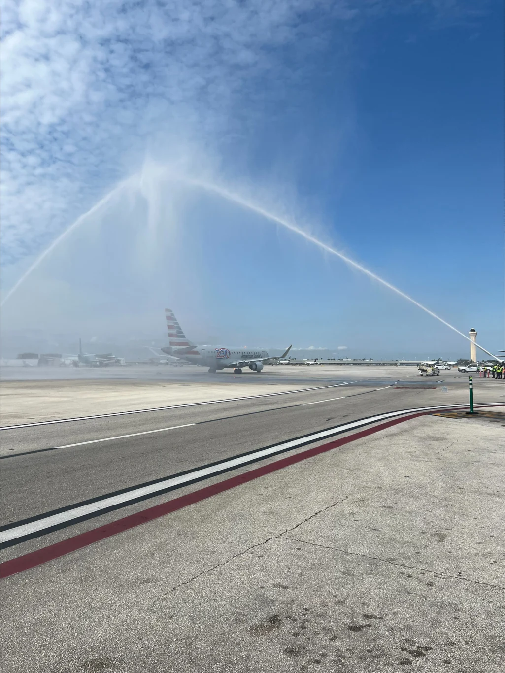 圖說:由特使航空營運的 Embraer 175 擁有標誌著美國建國 250 週年的特別塗裝,在邁阿密離開登機門時接受了水門禮。 圖說:由特使航空營運的 Embraer 175 擁有標誌著美國建國 250 週年的特別塗裝,在邁阿密離開登機門時接受了水門禮。