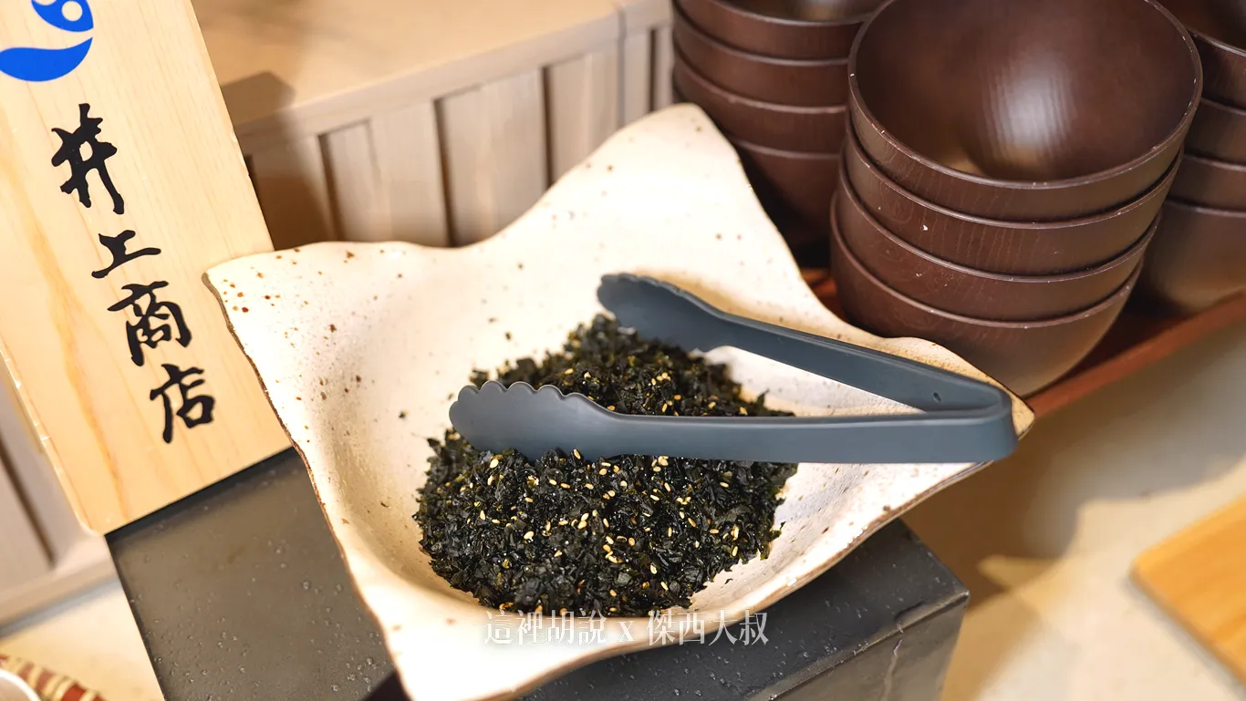 還有下關的特色名產，井上商店的紫蘇海苔，這一間店，還出了很多不同的名特產，像是河豚仙貝因為加了紫蘇調味，這海苔變得風味不一樣，他還有出名太子風味的，下次傑西去這一區要買來吃吃看
