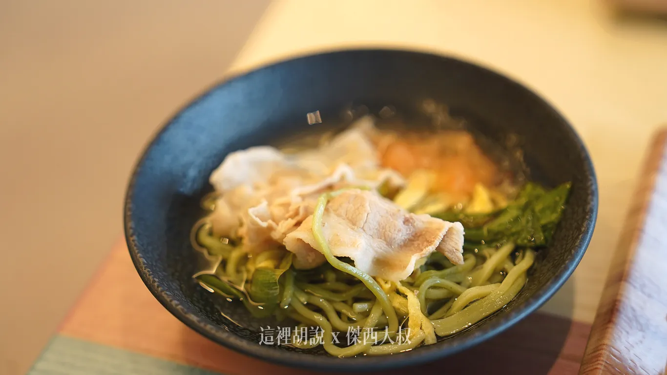 可以加入旁邊的高湯，變成湯麵