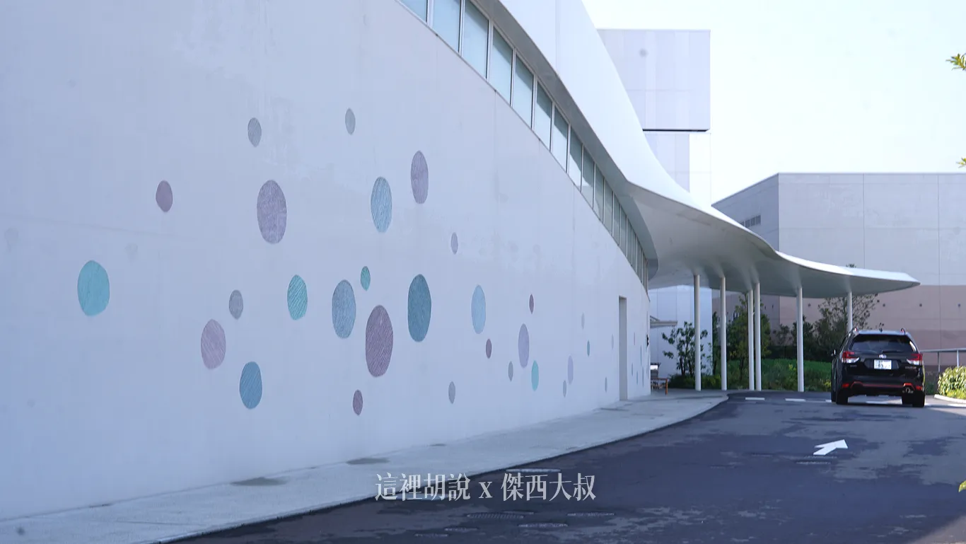 飯店大門入口處的圓形也是以河豚為意象設計的 飯店大門入口處的圓形也是以河豚為意象設計的