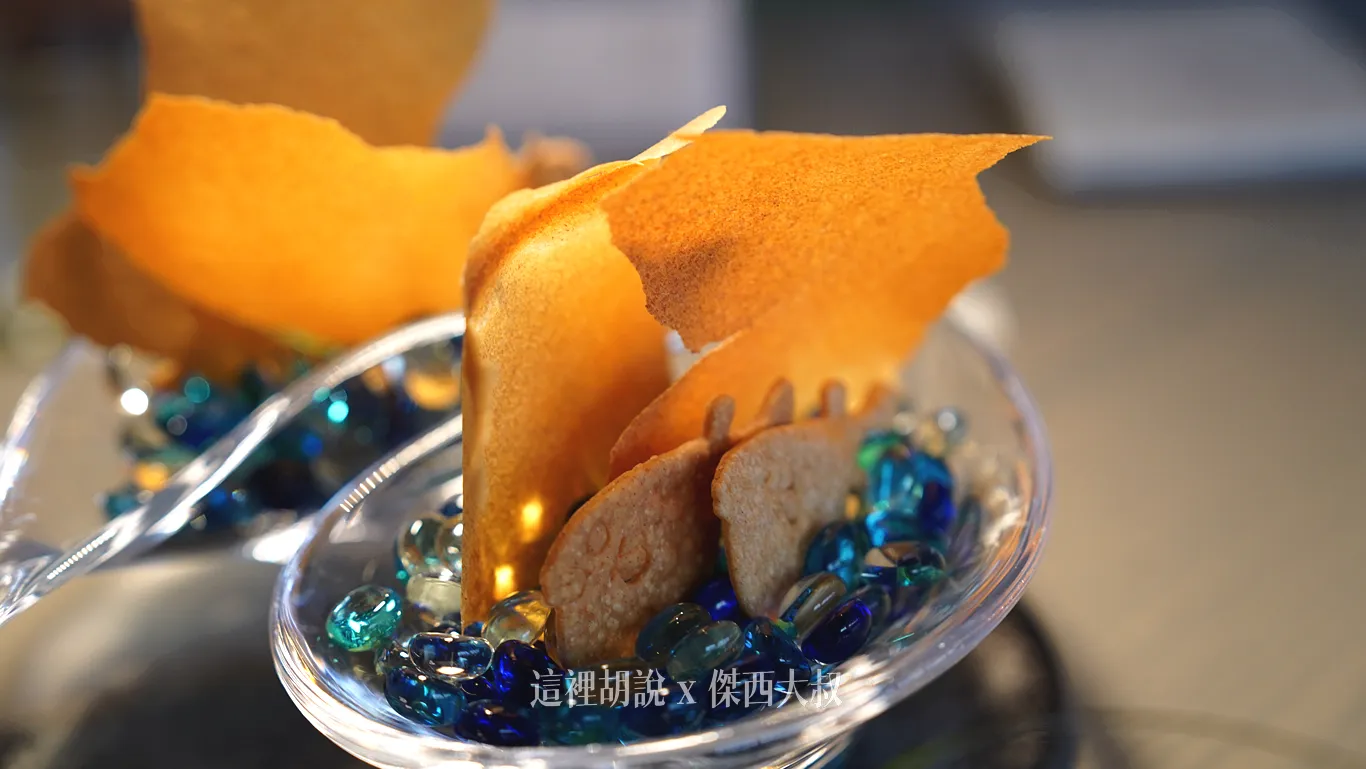 桌上的這個餅乾是可以吃的，而且使用的材料就是河豚，而且下面小片的餅乾也是做成河豚的形狀