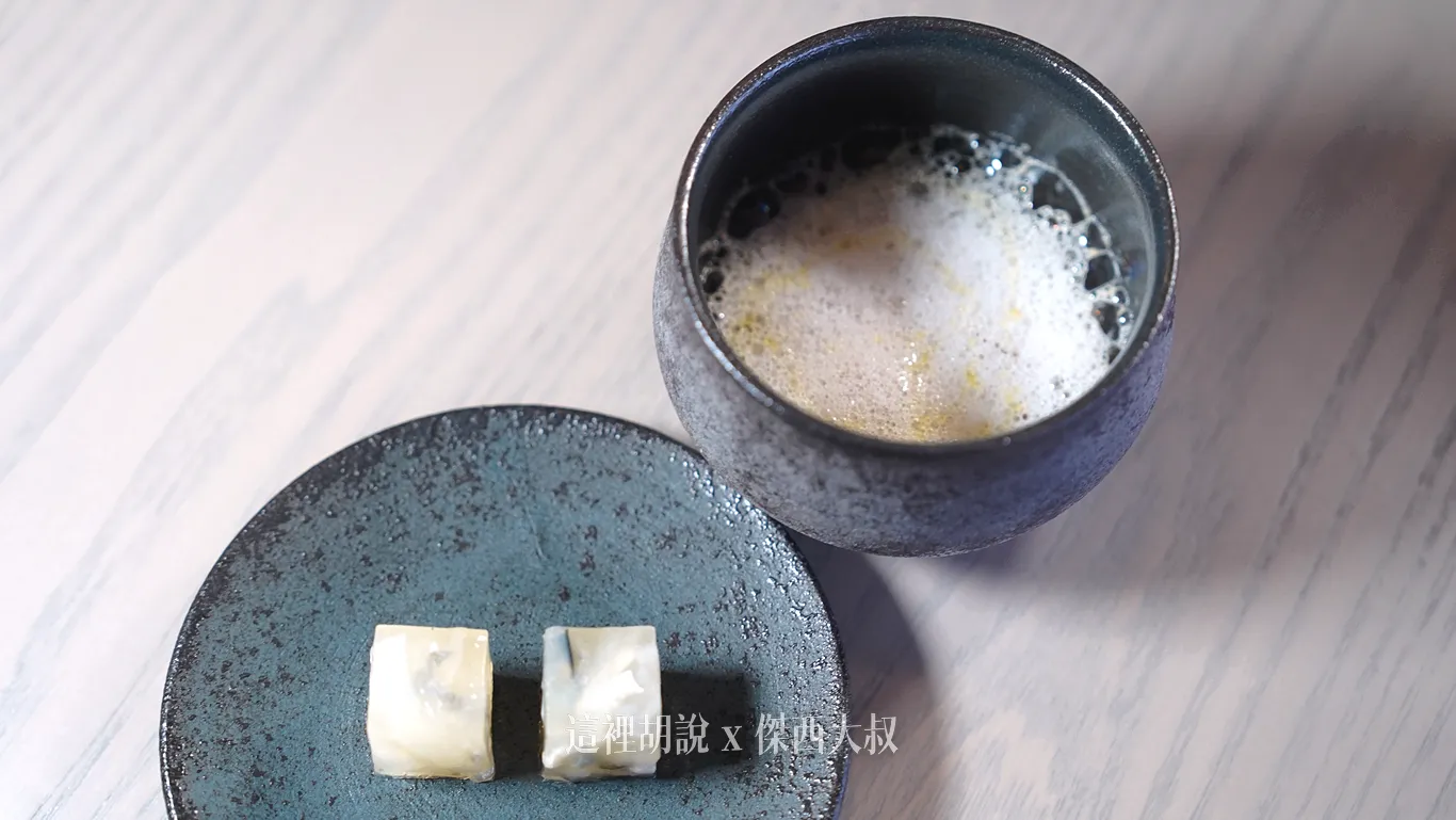 河豚皮凍與清湯，清湯的部分則是以慕斯的方式呈現，清新爽口