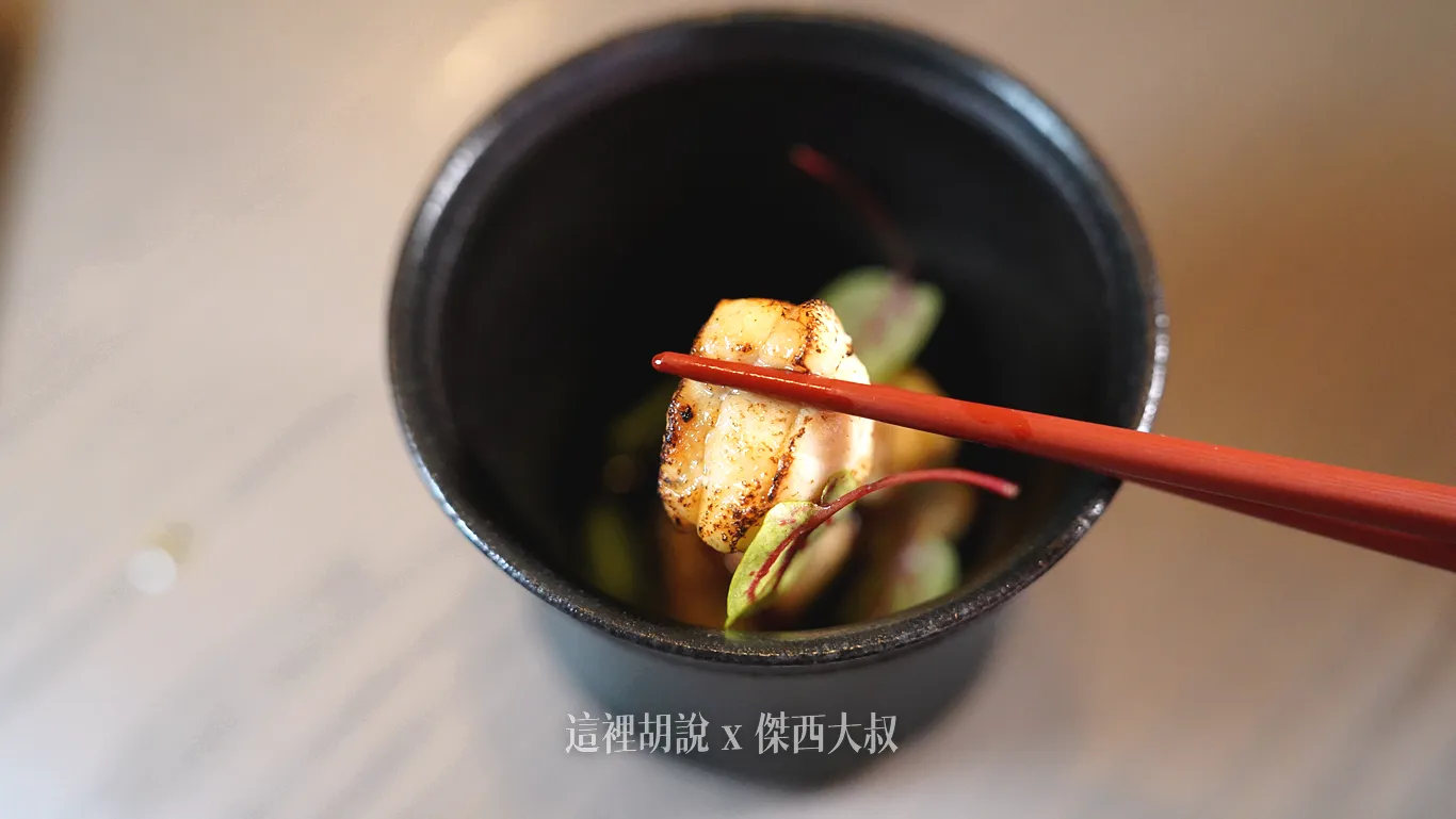 厚切烤過的河豚，以不同的厚度料理模式，讓食材又多疊加一層風味