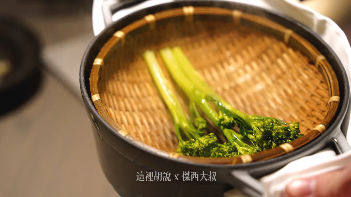 首先是配菜青花筍：花椰菜與芥蘭菜雜交育成的品種