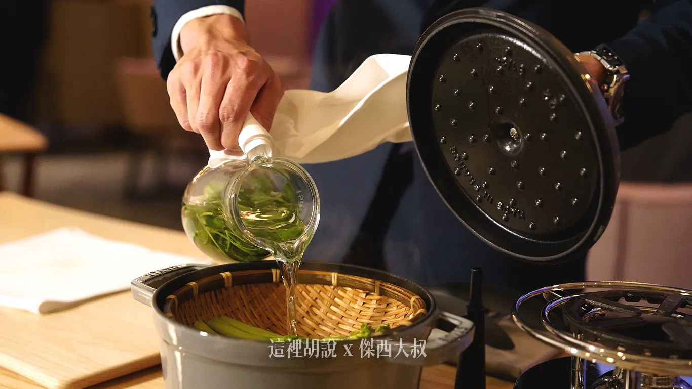 鍋子內已經預先放好炙熱的石頭，會澆上泡過香草的水，利用大量產生的蒸氣讓青花筍蒸熟