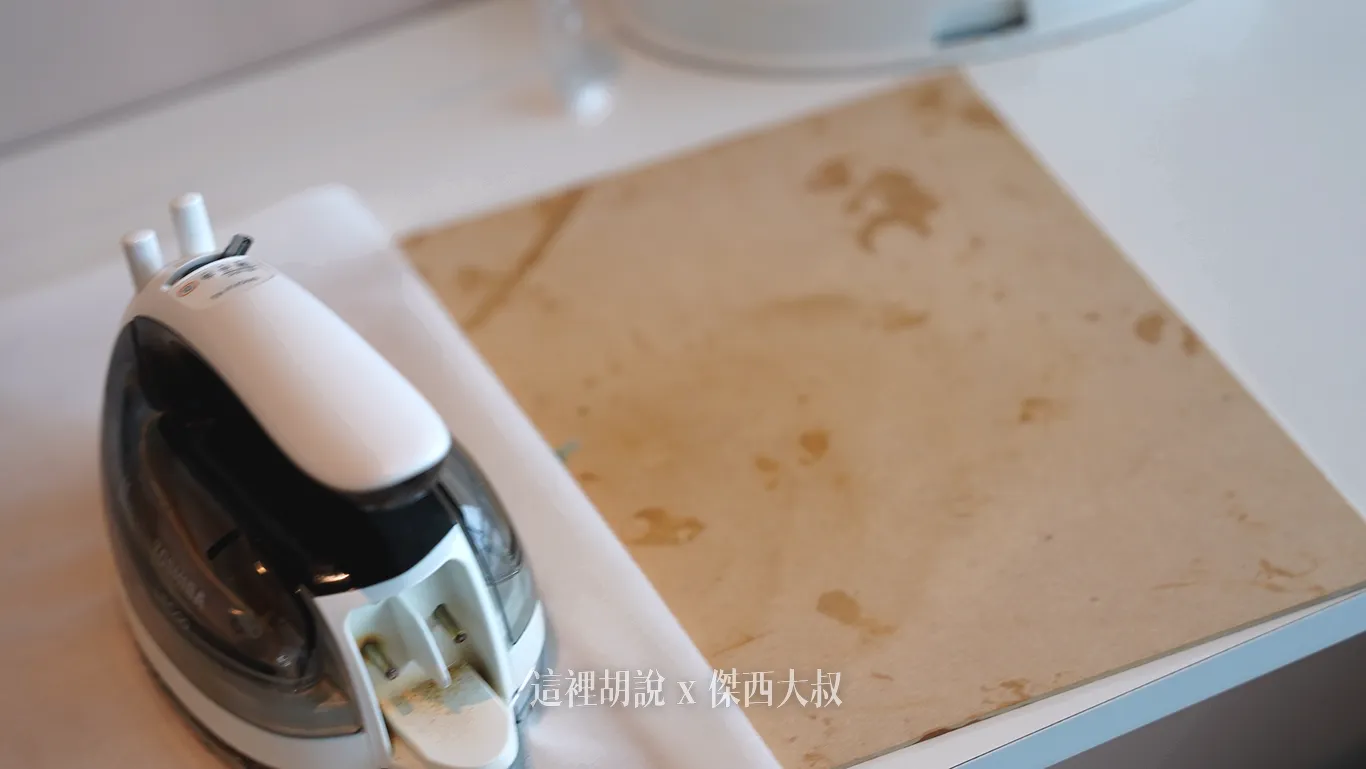 拼湊好的寶特瓶碎片，經過熨斗熱壓，就會融化