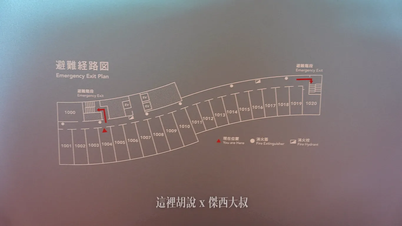 從平面圖來看左邊這一區的客房房型比較大，右邊的屬於兩人房比小的房型但也有部分的特殊房型採用多間併入位於右側的區域（例如沙灘套房）