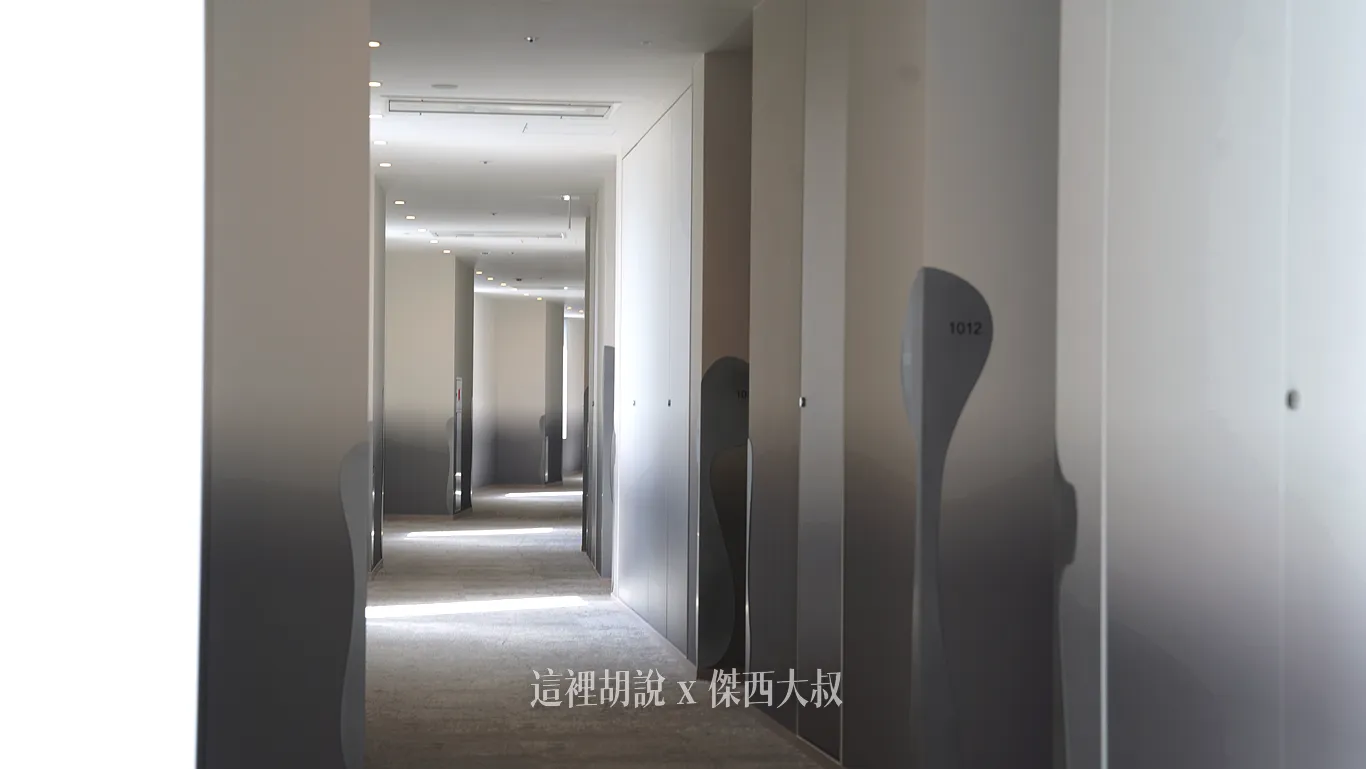 走廊也是以弧形的方式設計，因為整體的飯店不是一個四四方方的長方形
