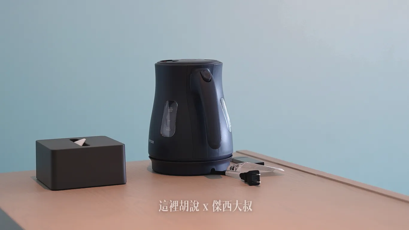 快煮壺以及面紙盒，在床頭櫃體上除了床頭有設置插頭，桌面區的左右兩側也都有設置插頭