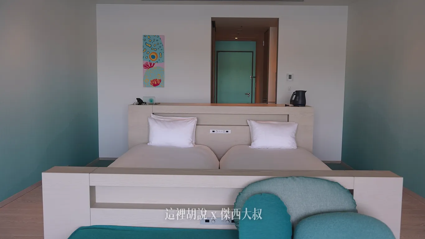 從另外一個角度可以看到四人房的組成是兩張單人床以及最前面的沙發床（可以轉換成床）床頭櫃本身也是MINBAR以及可以打開電腦工作的小桌面