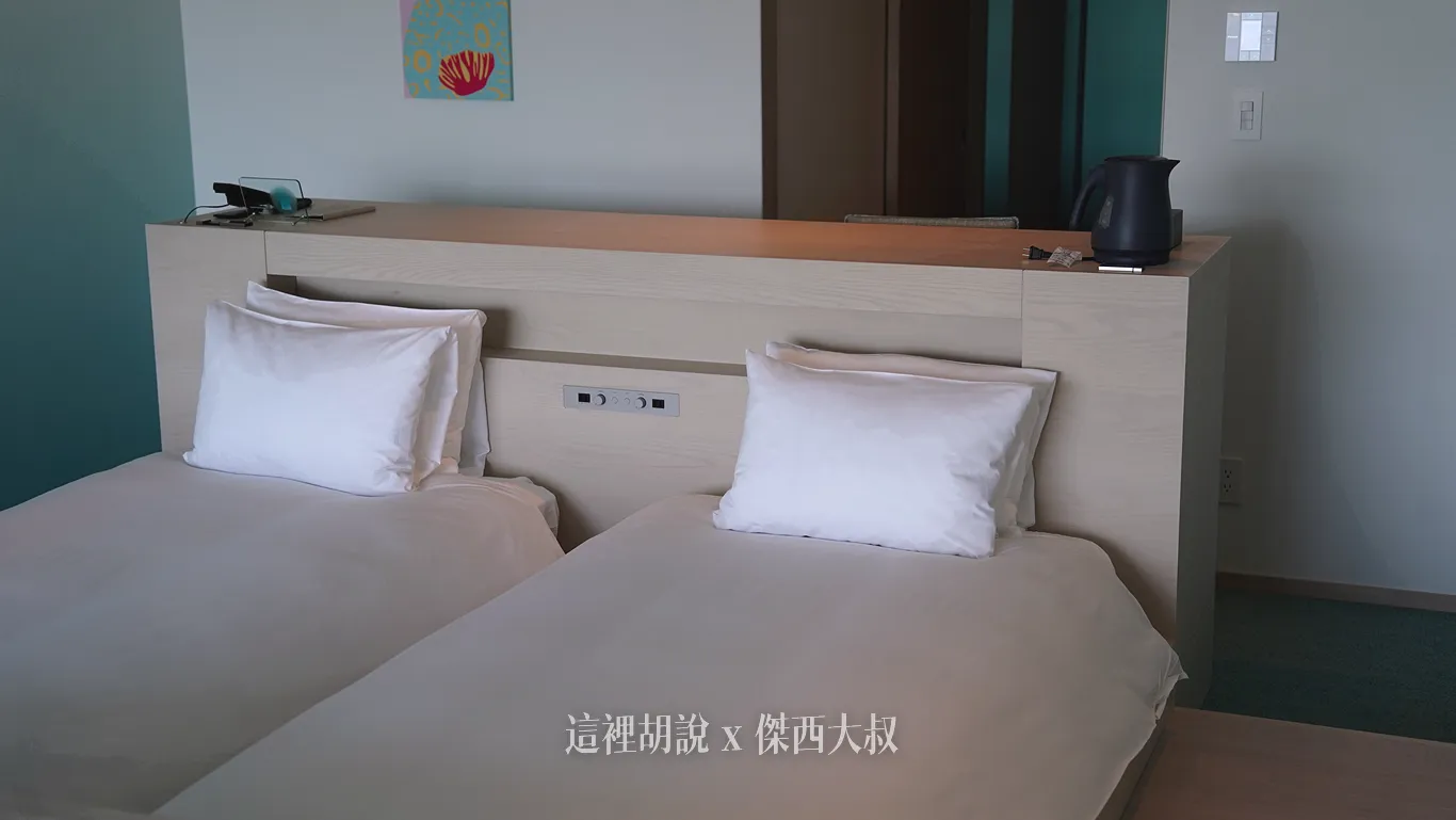 床頭櫃的設計相當多功能，還有桌子、MINBAR的功能而且睡眠區可以直接控制整間客房的燈光，還有準備溝槽可以放置眼鏡、手錶、手機等等小物品