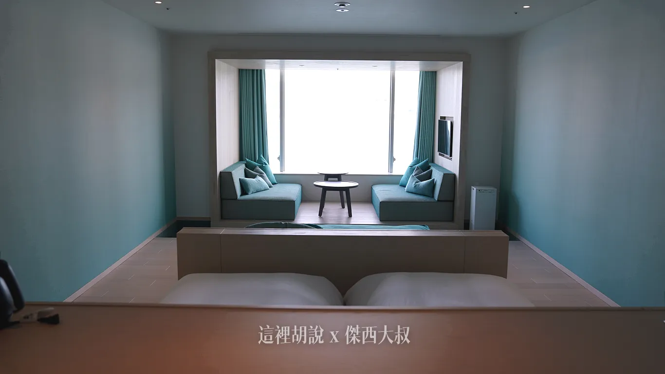 一進入到房間，映入眼簾的就是大片落地剝離窗戶跟沙發