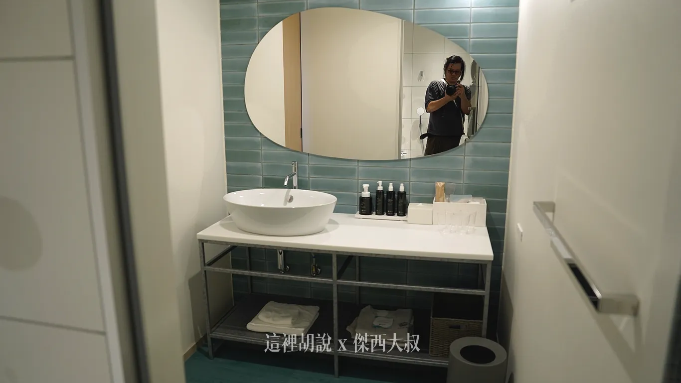 浴室的設計，從鏡子就可以知道繼續延伸整間飯店以河豚大海為設計概念的精神，並且不是用傳統飯店四四方方的鏡子，用各種圓弧來修飾線條
