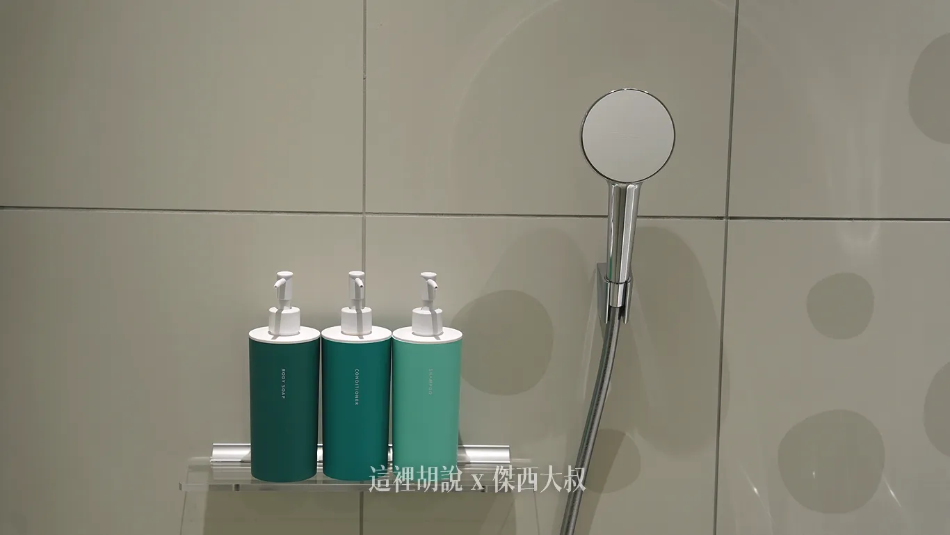 蓮蓬頭還有沐浴備品