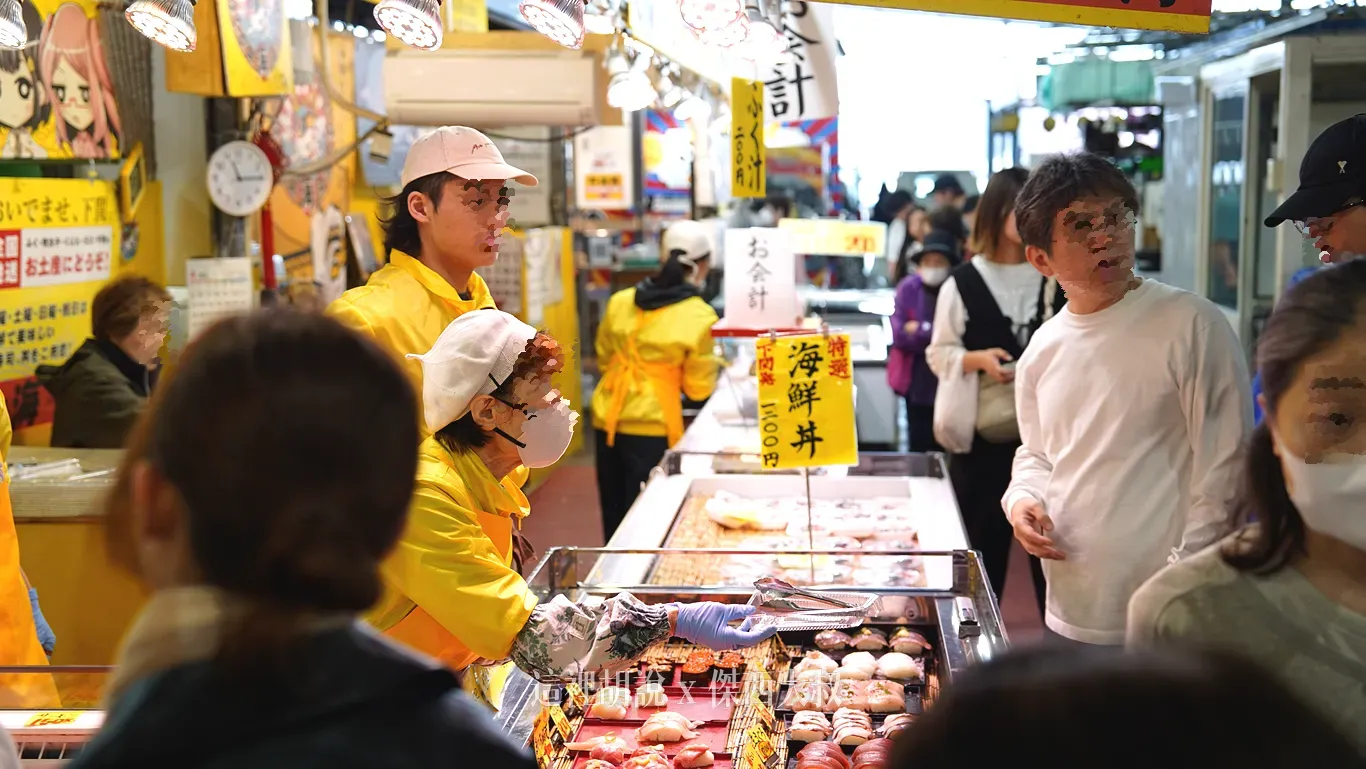 直接跟店員說你想要吃什麼,語言不通,用手指也可以 直接跟店員說你想要吃什麼,語言不通,用手指也可以