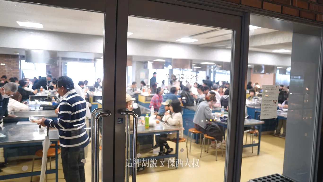 二樓也有提供可以坐下來用餐的空間,這一間比較大的是付費使用 二樓也有提供可以坐下來用餐的空間,這一間比較大的是付費使用