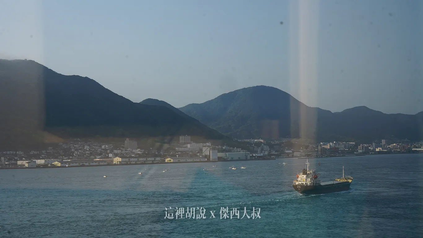 船隻真的是一直在經過，來來往往