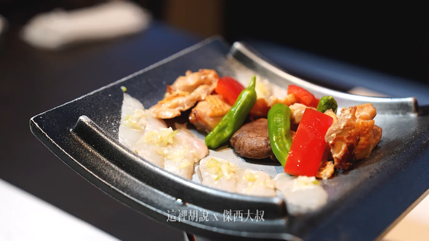 這個份量是三人份,上面有調味過後的雞肉以及河豚 這個份量是三人份,上面有調味過後的雞肉以及河豚