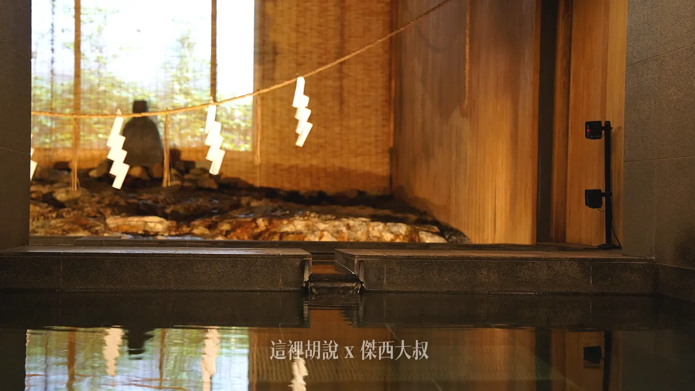 從岩盤上接入的溫泉水,流入到浴槽當中 從岩盤上接入的溫泉水,流入到浴槽當中