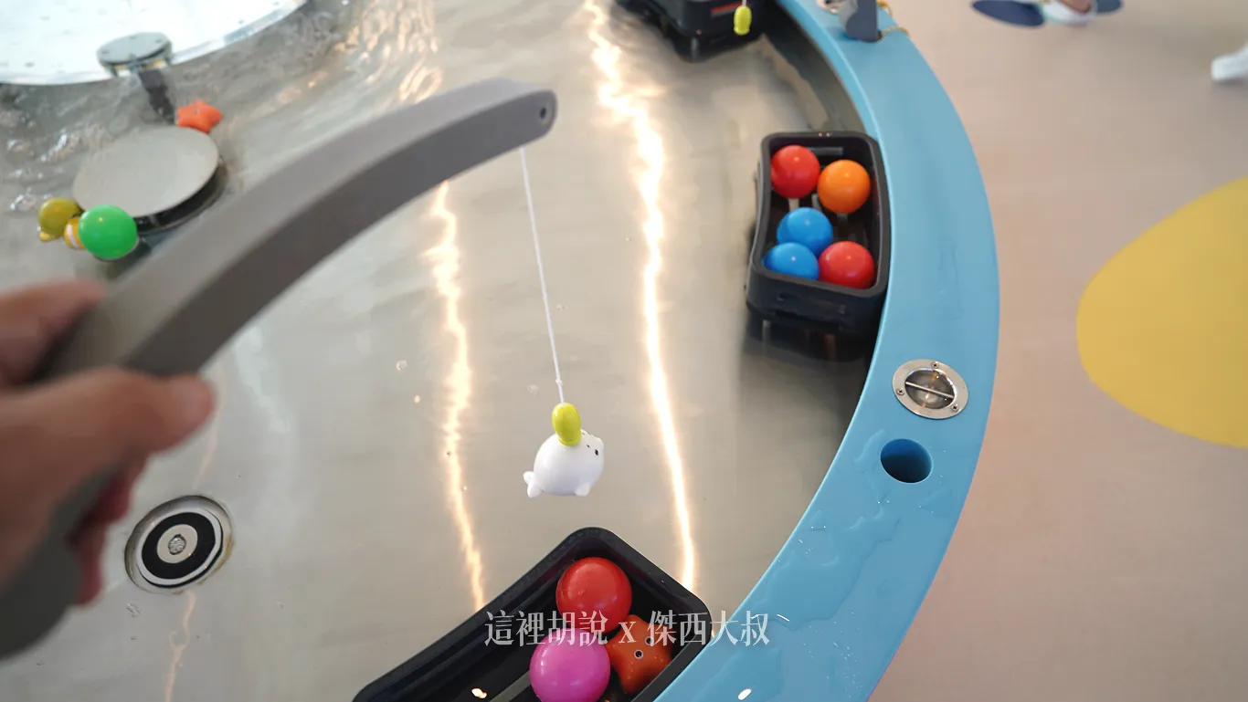 另外還設置了各種不同的水中玩具