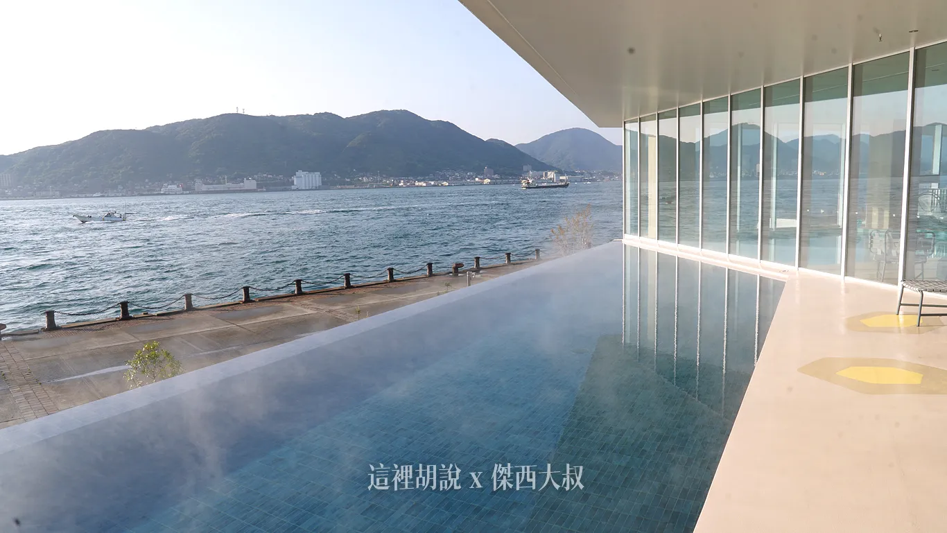 這個無邊際泳池溫度蠻高的，可以算是溫泉，透過自然湧出的海水，在這個泳池還可以享受海天一線的風景