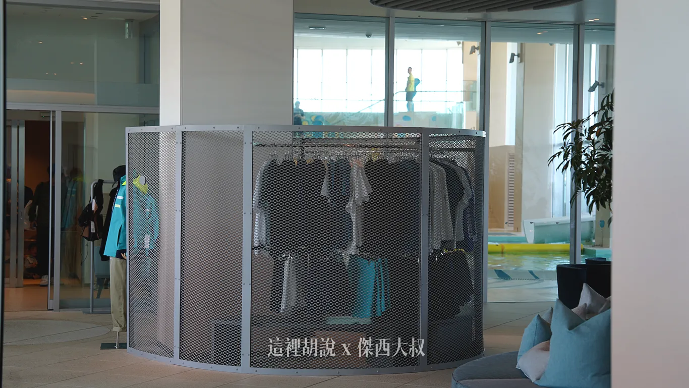 游泳池的入口還有販售泳衣