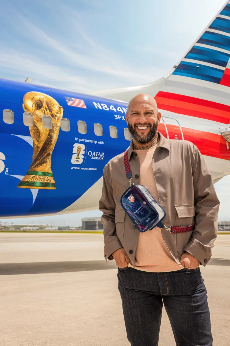 圖說：提姆·霍華德 (Tim Howard) 佩戴 Flagship 頭等艙與 Flagship Suite 首選座位備品包。