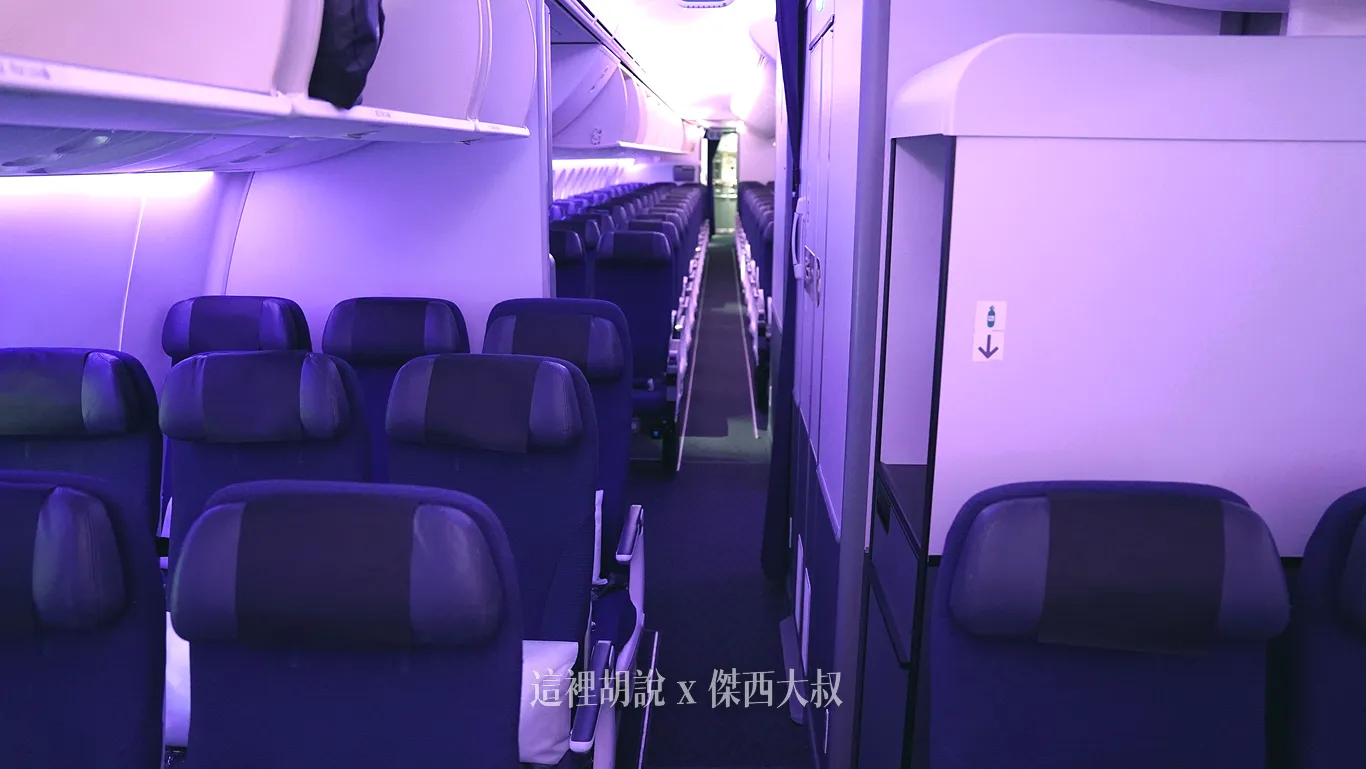這一側（飛機右側）則是少了一間廁所，所以多了兩排 43/44 HJK