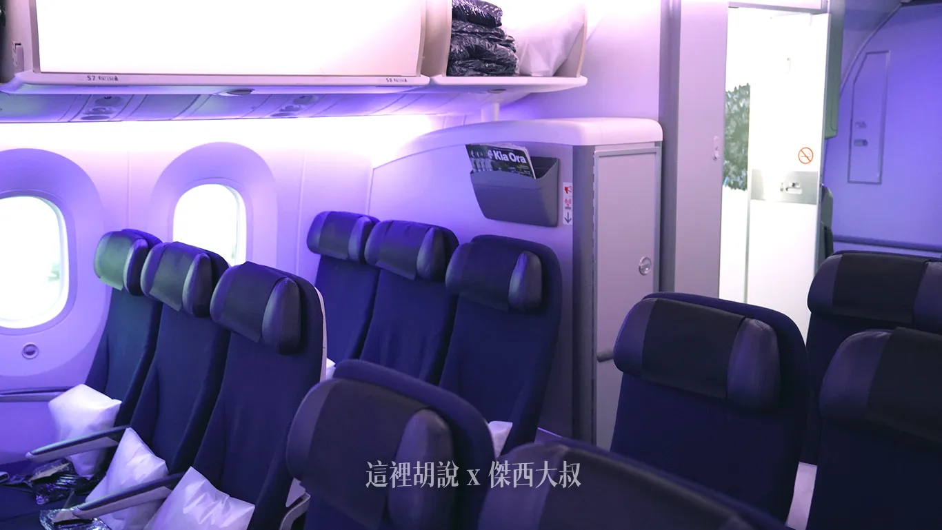 58HJK，後方為儲物櫃