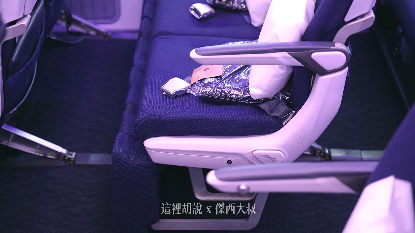 Skycouch 座位設置了可以完整上移提供支撐墊