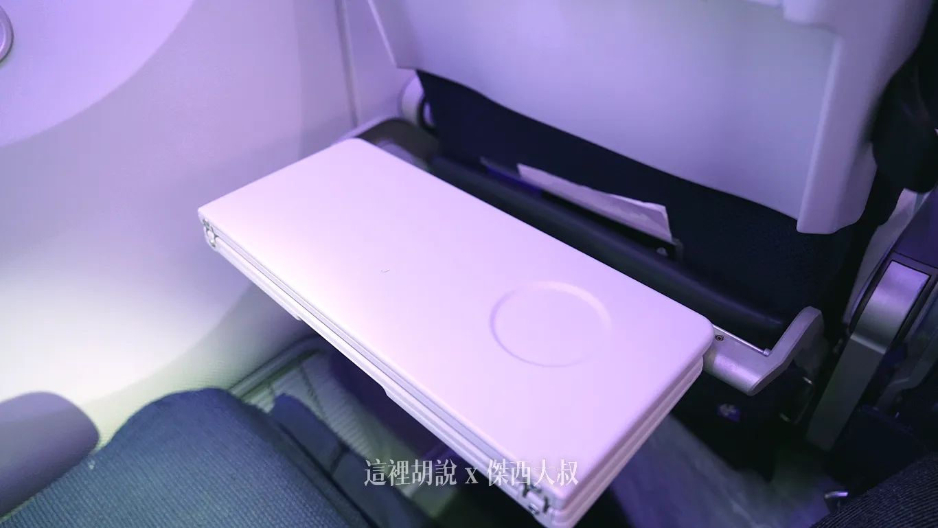 放下桌版沒展開的置物空間，也有置杯區