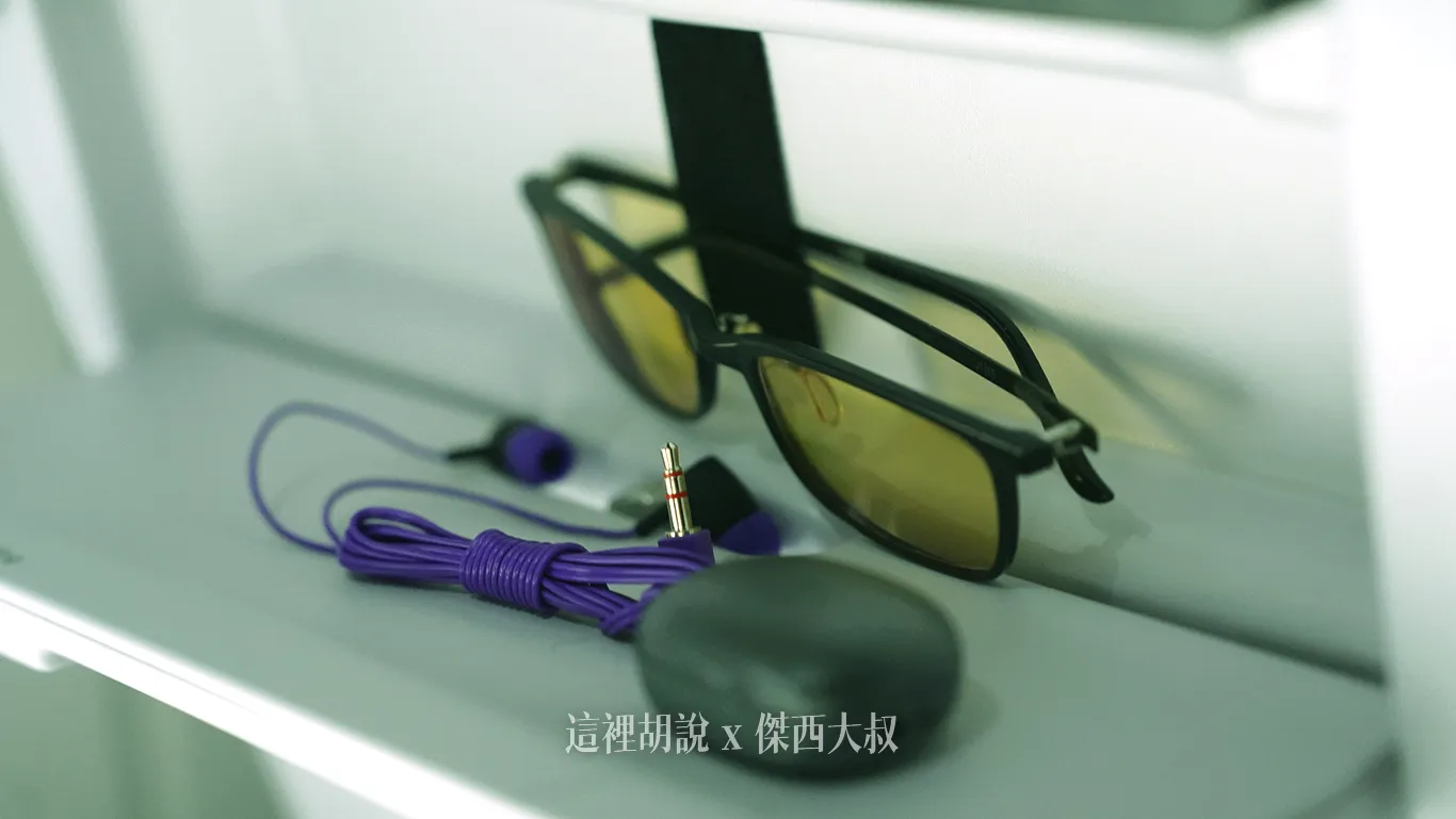 這個鬆緊帶放置眼鏡剛剛好，不會亂跑當然也可以固定其他小物
