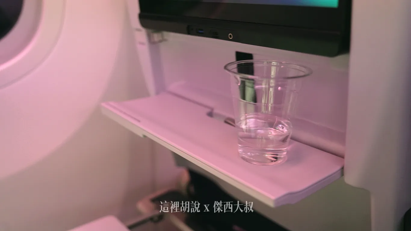 可以放置飲料或者其他的小物