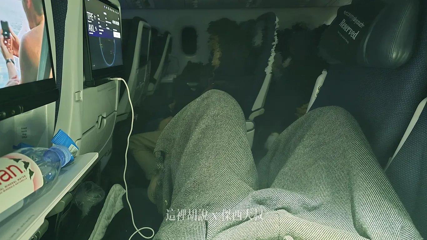 全躺之後，腳部保有完整活動空間