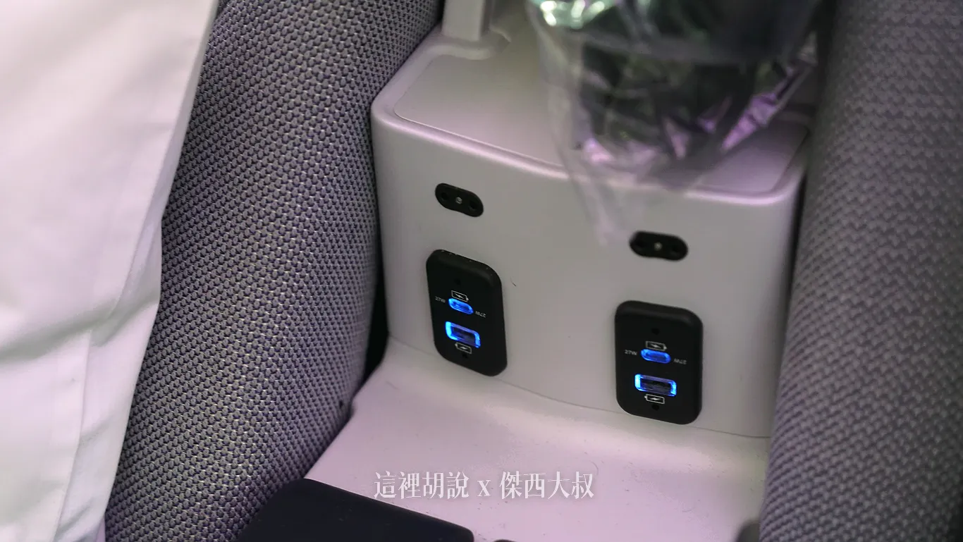 扶手上，設置了耳機連接孔、TYPE-C跟TYPE-A的充電孔，設置在這邊的好處比較不容易扯掉。（跟設置在扶手內的設計相比）