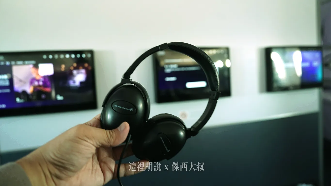 耳機採用的是耳罩式耳機，沒有抗噪功能