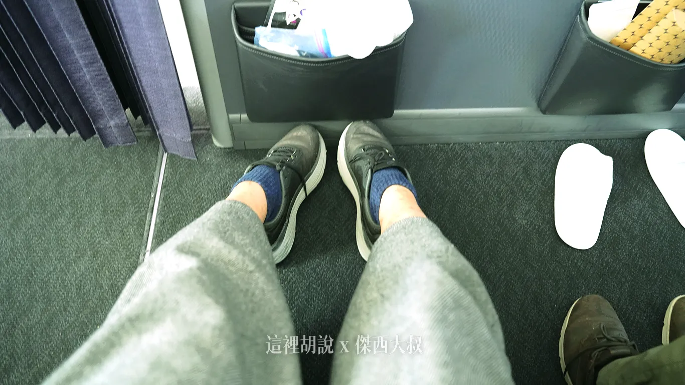 傑西身高183公分，要刻意伸長到底才碰的到牆壁