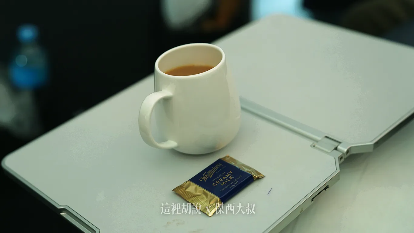第一排的餐桌是放置在扶手內，使用的取出展開（可以前後移動）