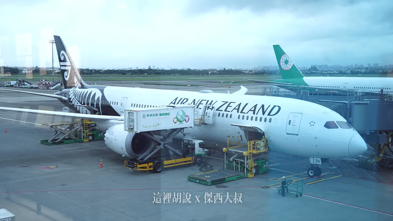 紐西蘭 航空 787-9 ZK-NZH 首架完成改裝的787-9連接兩個空橋進行上下客 紐西蘭 航空 787-9 ZK-NZH 首架完成改裝的787-9連接兩個空橋進行上下客