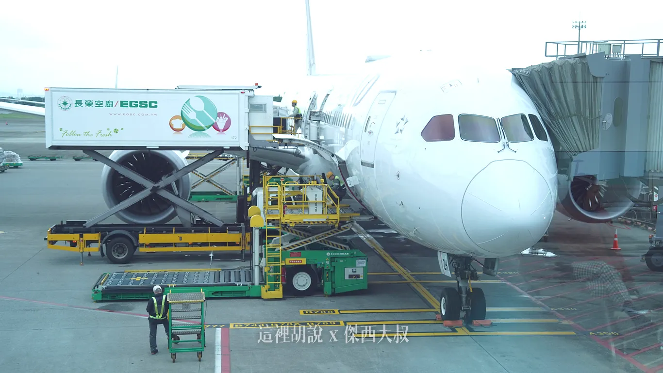 紐西蘭 航空 787-9 ZK-NZH,空側作業、地勤作業、空廚服務都是由長榮集團提供服務,餐點可以看到長榮空廚的餐車送上飛機。 紐西蘭 航空 787-9 ZK-NZH,空側作業、地勤作業、空廚服務都是由長榮集團提供服務,餐點可以看到長榮空廚的餐車送上飛機。