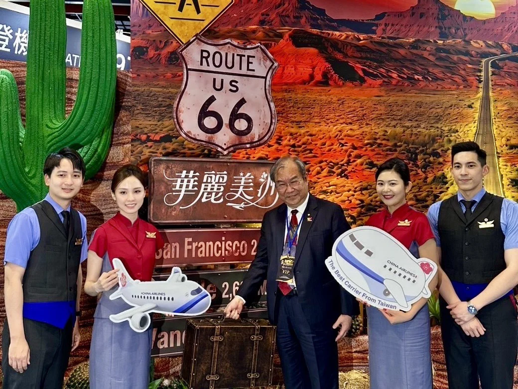 2026 台北國際旅展(TTE)熱鬧登場,華航董事長高星潢(中)邀請旅客體驗夢想航點。 2026 台北國際旅展(TTE)熱鬧登場,華航董事長高星潢(中)邀請旅客體驗夢想航點。