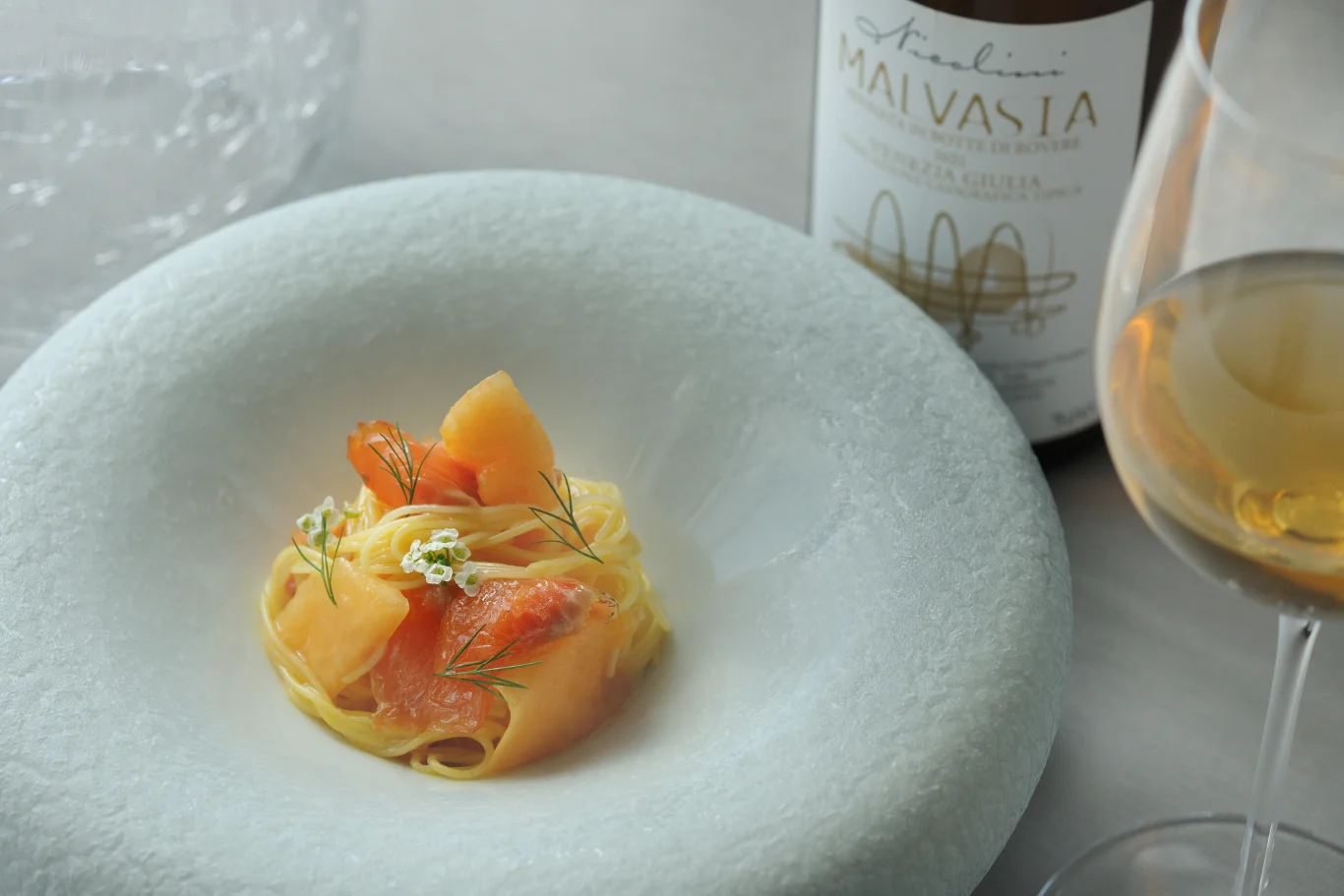 餐酒搭配示意圖「赤肉哈密瓜與時不知鮭的冷製天使麵」×「Malvasia in Rovere 2021」(Livio Nicolini) 餐酒搭配示意圖「赤肉哈密瓜與時不知鮭的冷製天使麵」×「Malvasia in Rovere 2021」(Livio Nicolini)