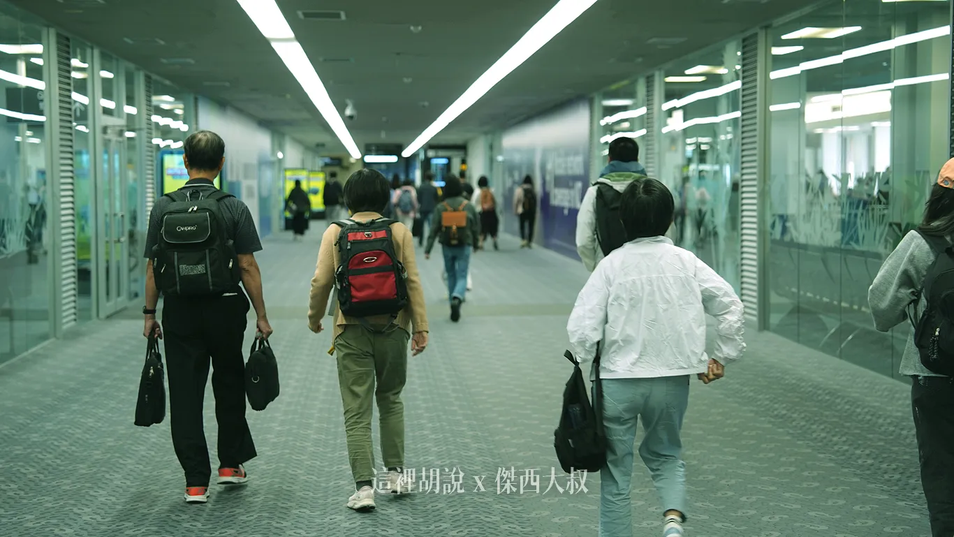 紐西蘭奧克蘭機場入境轉機流程 國際線轉國內線行李可以在國際線重新託運！ 除了NZETA之外還要填寫電子入境卡：奧克蘭機場入境紐西蘭流程