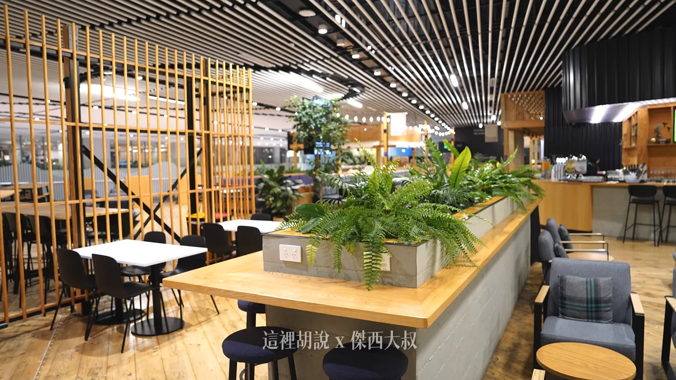 也有這種吧台座位以及另外一種的沙發 也有這種吧台座位以及另外一種的沙發