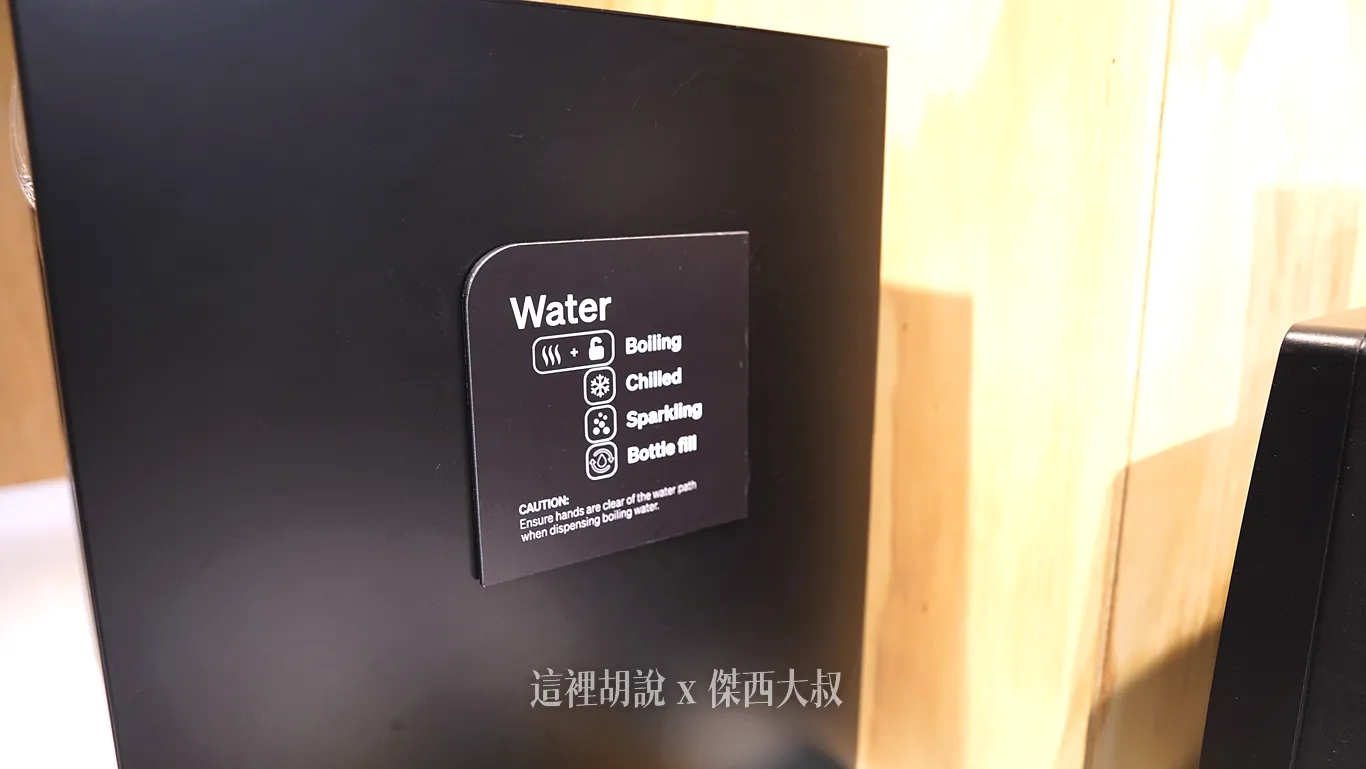 還有多合一的飲水機、有熱水、兵水、氣泡水因為熱水需要有雙重按鈕解鎖才會出來傑西坐在這個位置附近,就真的幫了不少台灣旅客說明熱水怎麼按 還有多合一的飲水機、有熱水、兵水、氣泡水因為熱水需要有雙重按鈕解鎖才會出來傑西坐在這個位置附近,就真的幫了不少台灣旅客說明熱水怎麼按