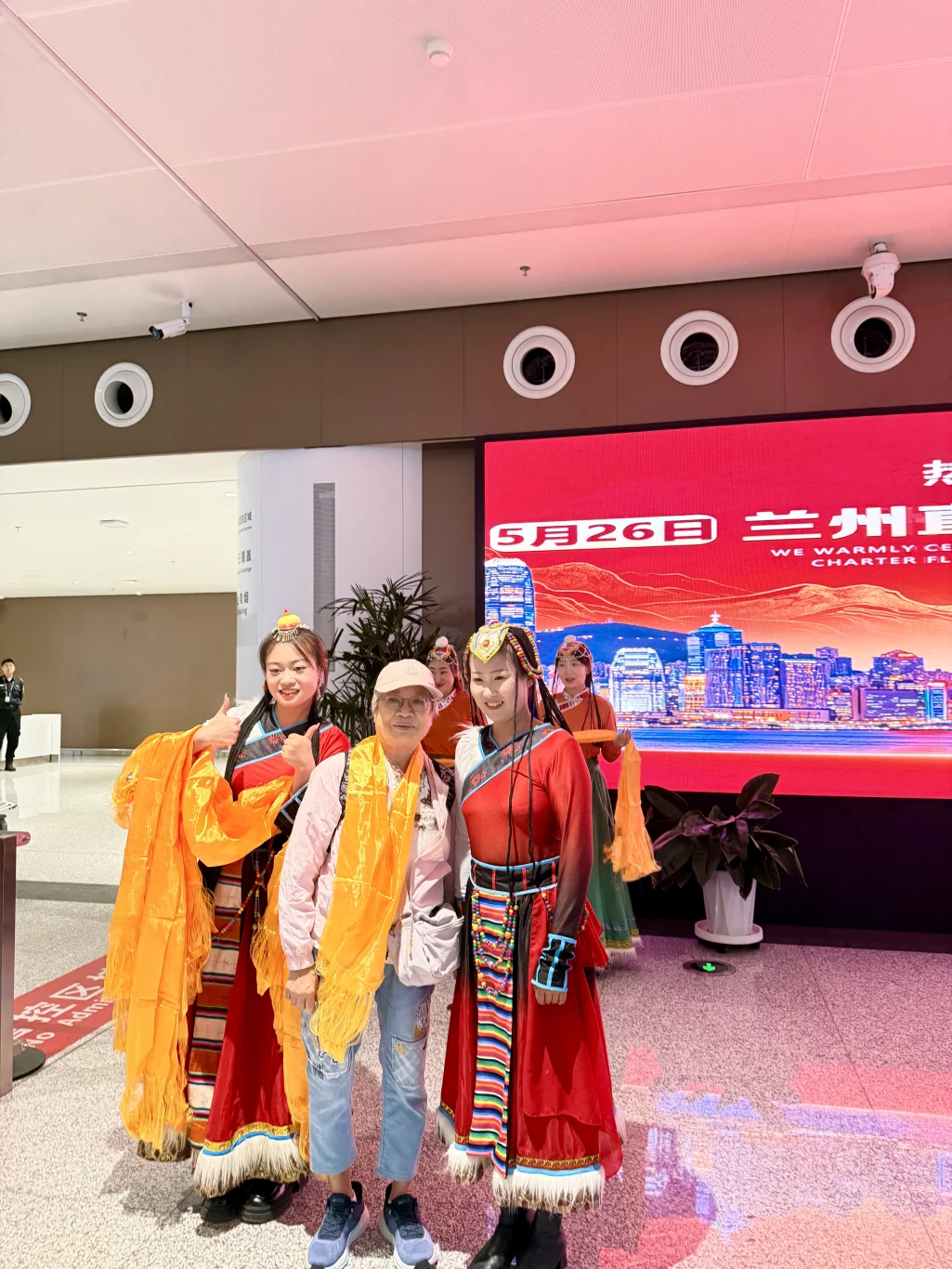 航班 HX2507 於晚上 6 時 36 分抵達蘭州,旅客抵達後合影留念。 航班 HX2507 於晚上 6 時 36 分抵達蘭州,旅客抵達後合影留念。