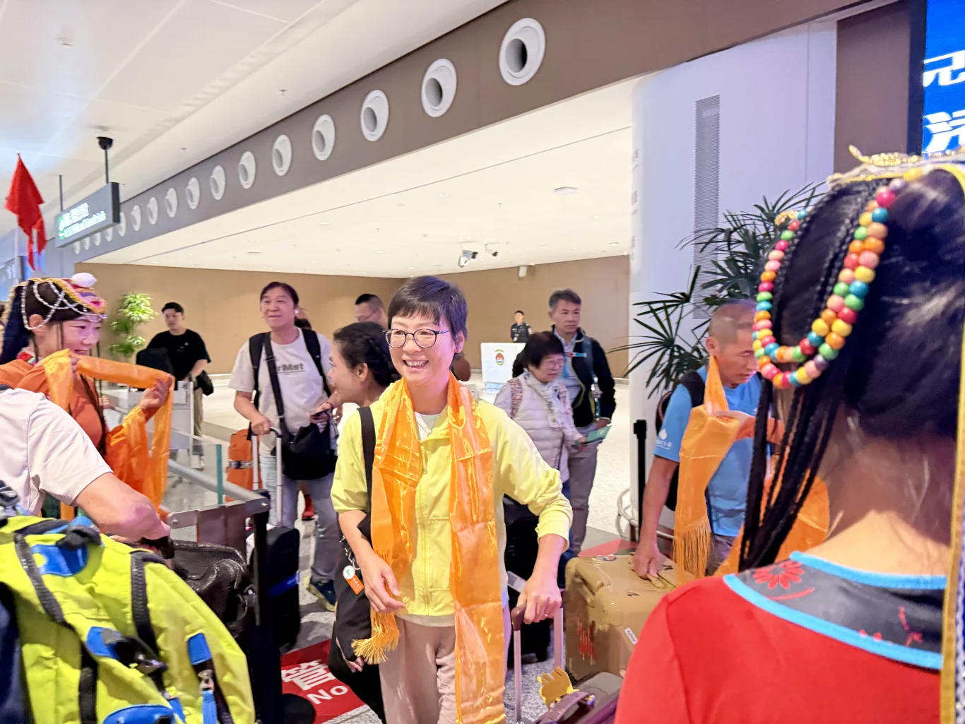 航班 HX2507 於晚上 6 時 36 分抵達蘭州,旅客抵達後合影留念。 航班 HX2507 於晚上 6 時 36 分抵達蘭州,旅客抵達後合影留念。
