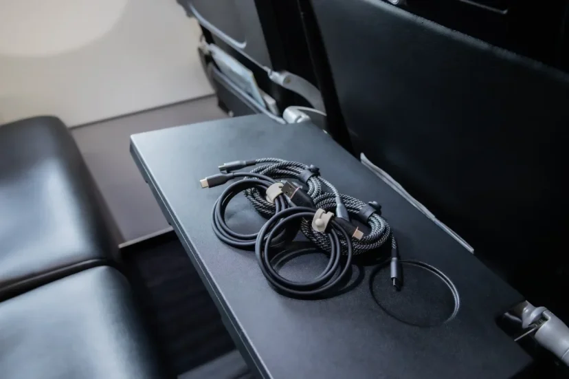 星悅航空攜手 Anker 日本 推出機上 USB 充電線免費借用服務 - 這裡胡說 JL TALKS