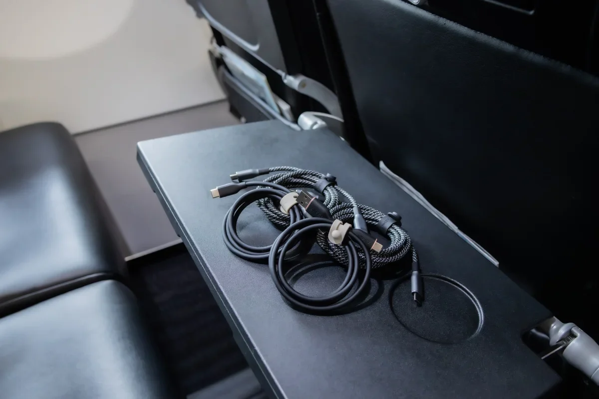 星悅航空攜手 Anker 日本 推出機上 USB 充電線免費借用服務 - 這裡胡說 JL TALKS